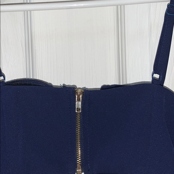 Cute zip up crop top. - Picture 2 of 2